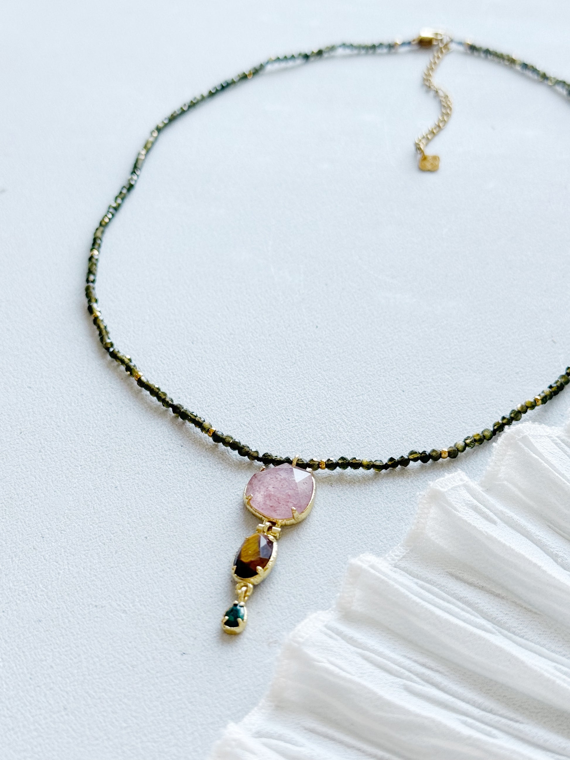 Auksinio obsidiano kaklo papuošalas