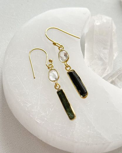 Auskarai su kalnų krištolo ir žaliojo turmalino kristalais