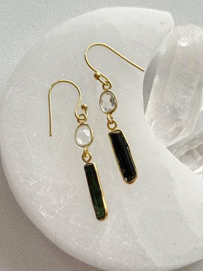 Auskarai su kalnų krištolo ir žaliojo turmalino kristalais