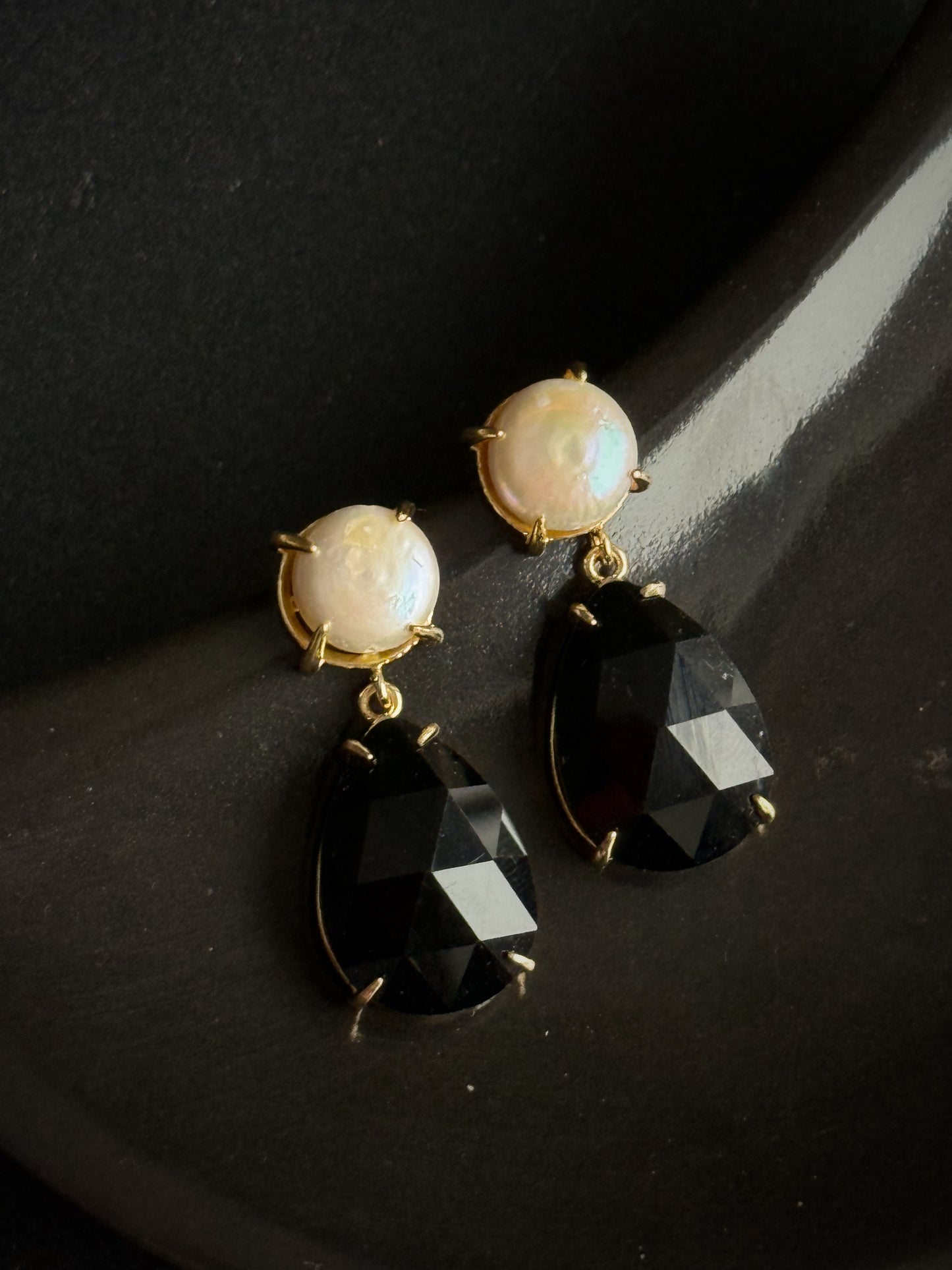 Auskarai su oniksu ir perlu