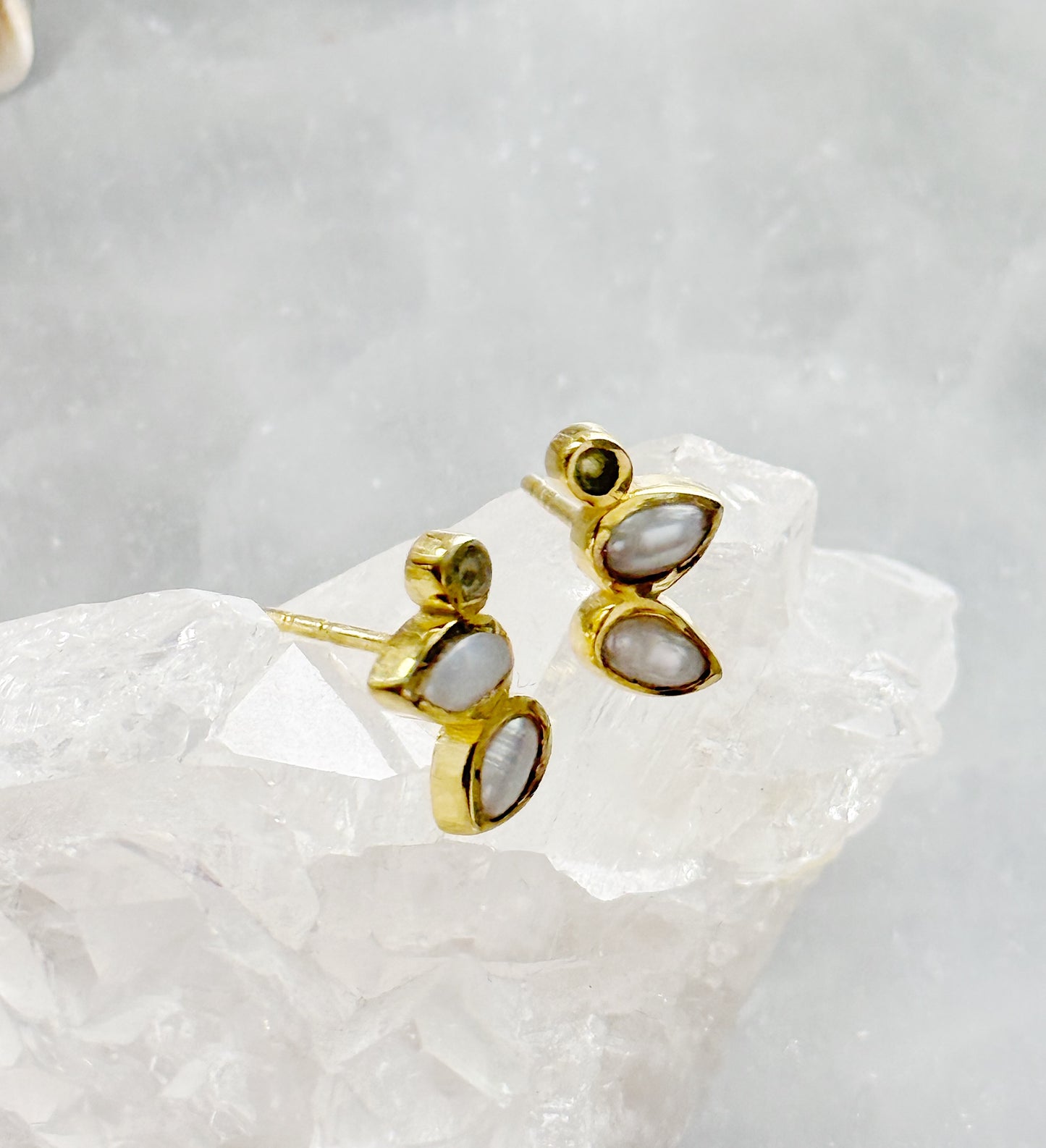 Earrings with pearls and peridot