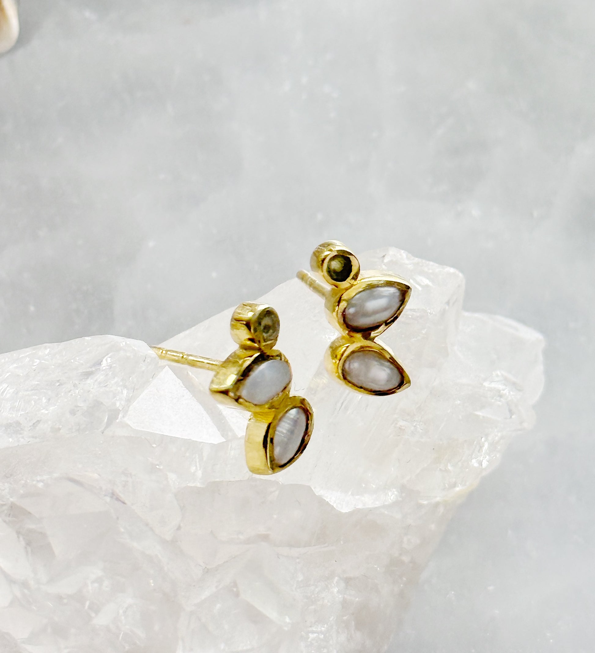Earrings with pearls and peridot