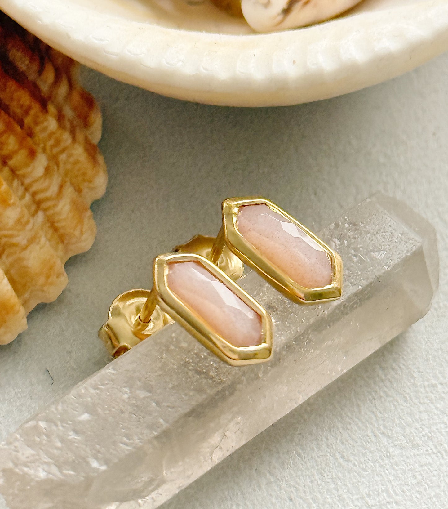 Auskarai su persikinio mėnulio akmens kristalais