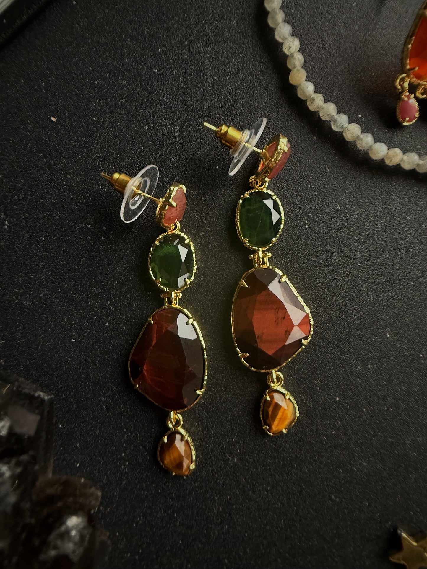 Auskarai su raudonojo tigro akies kristalais