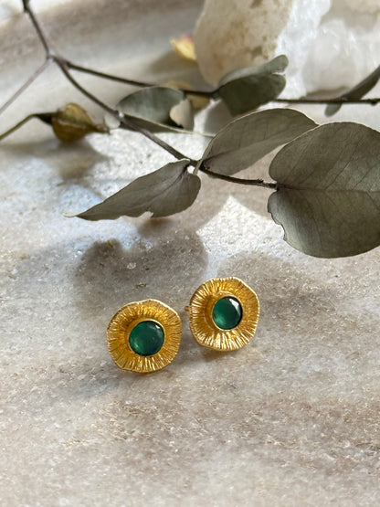Auskarai su žaliojo onikso kristalais