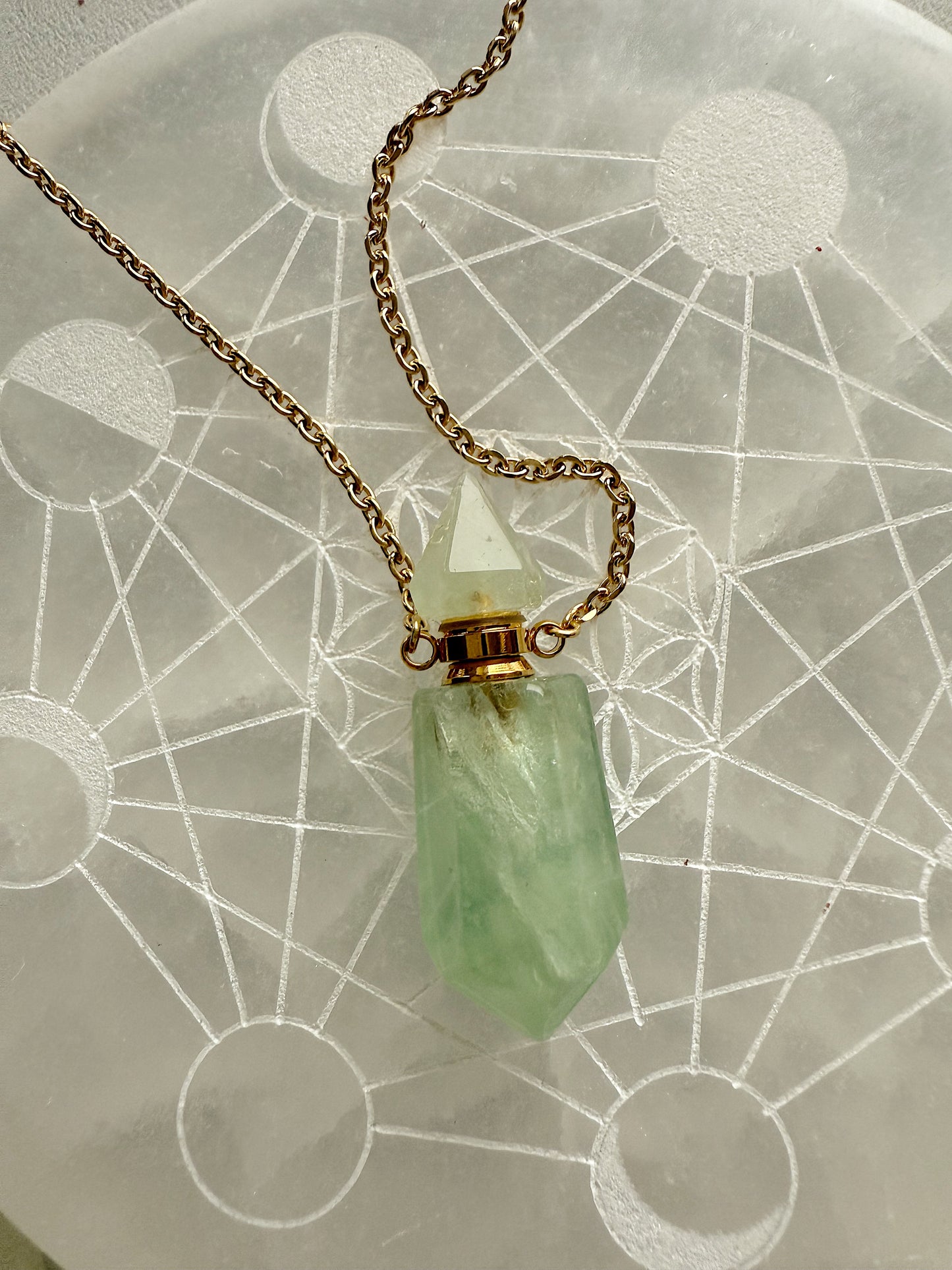 Avantiurino kaklo papuošalas - kvepalų buteliukas