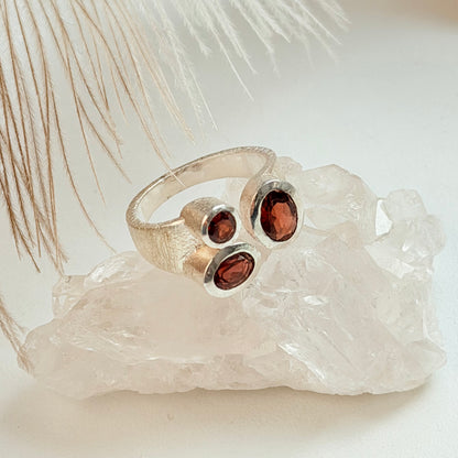 Sidabrinis žiedas su Granatais “Trio”