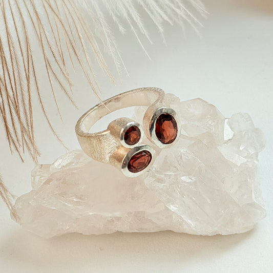 Sidabrinis žiedas su Granatais “Trio”