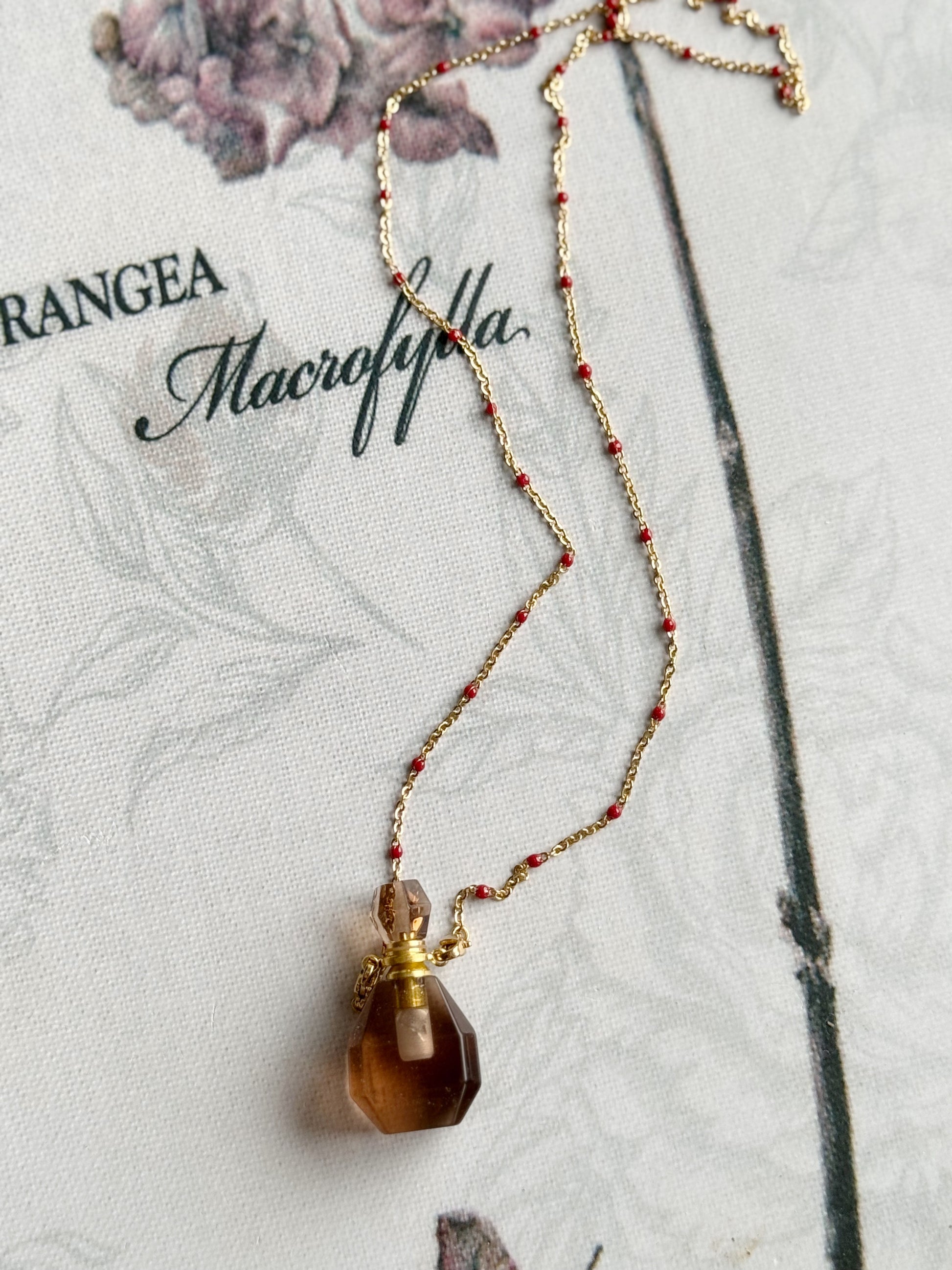 Dūminio kvarco kaklo papuošalas su kvepalų buteliuku