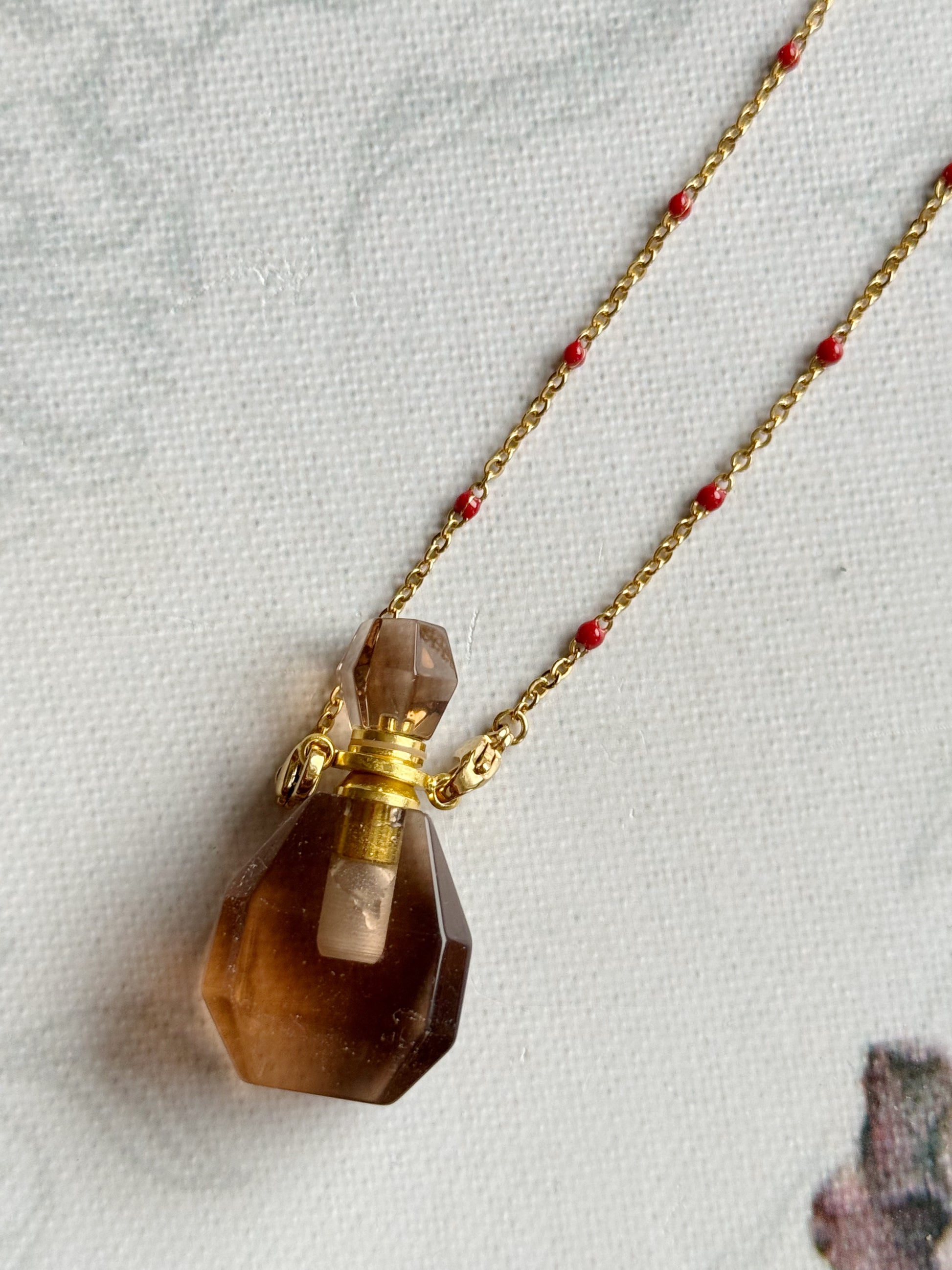 Dūminio kvarco kaklo papuošalas su kvepalų buteliuku