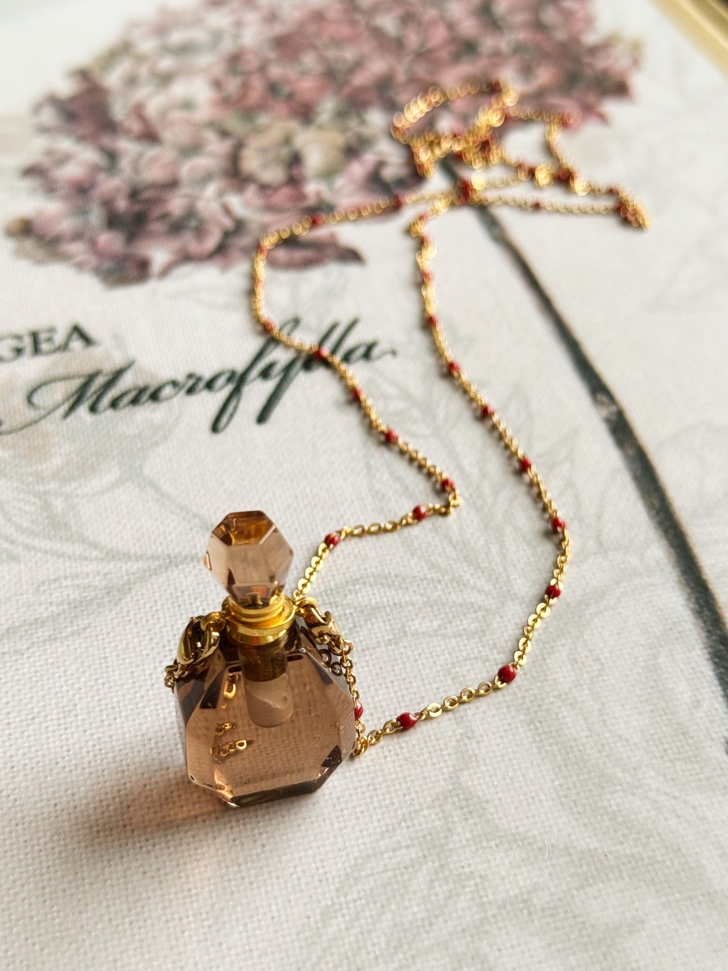 Dūminio kvarco kaklo papuošalas su kvepalų buteliuku