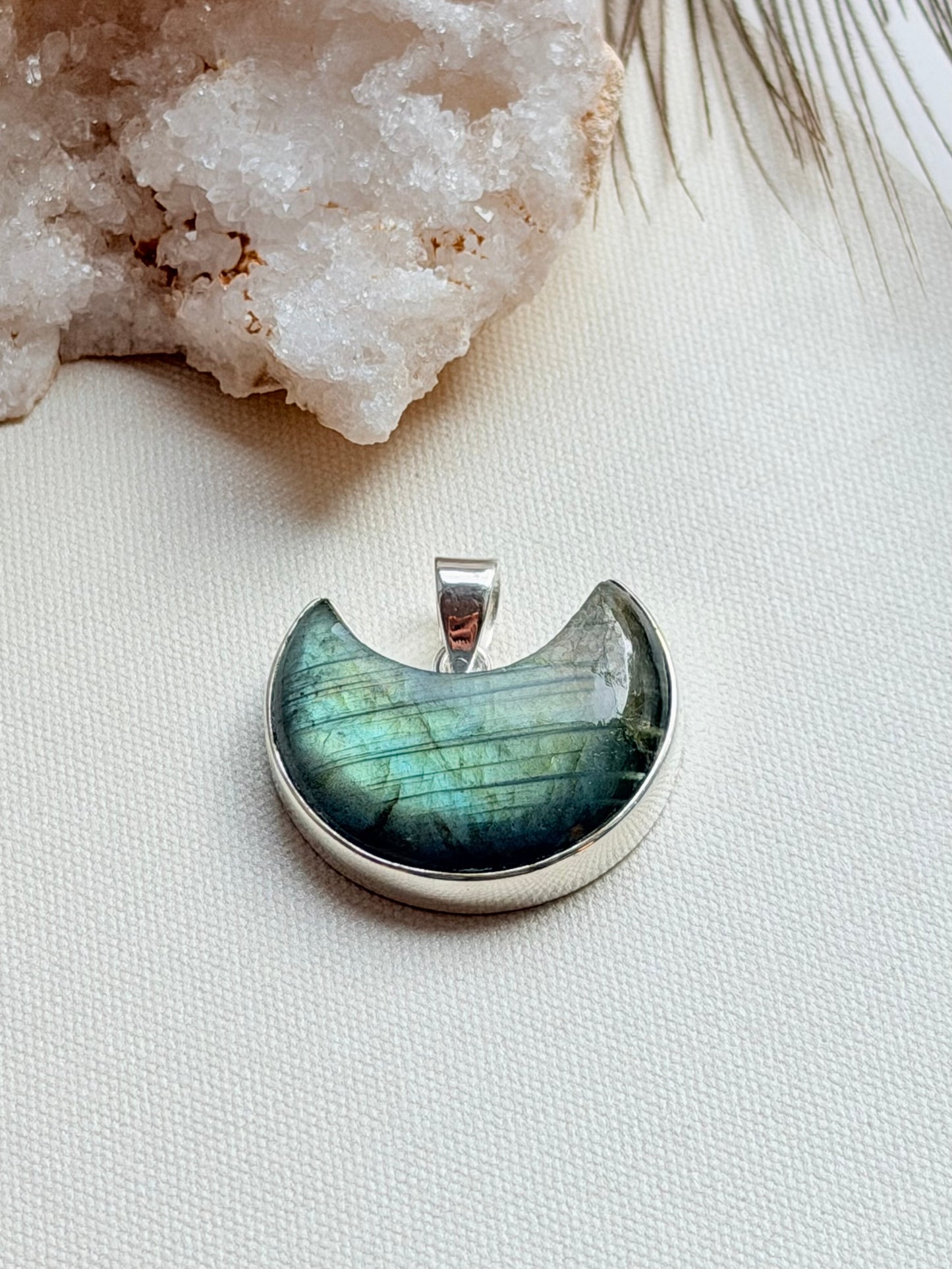 Sidabrinis Labradorito pakabukas “Mėnulis”