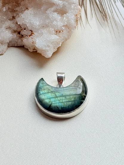 Sidabrinis Labradorito pakabukas “Mėnulis”