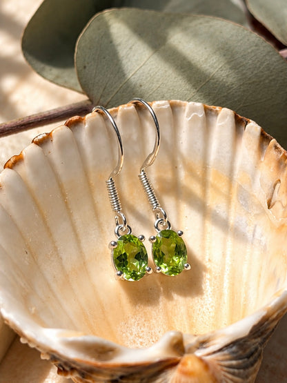 Sudraba auskari ar peridota kristāliem