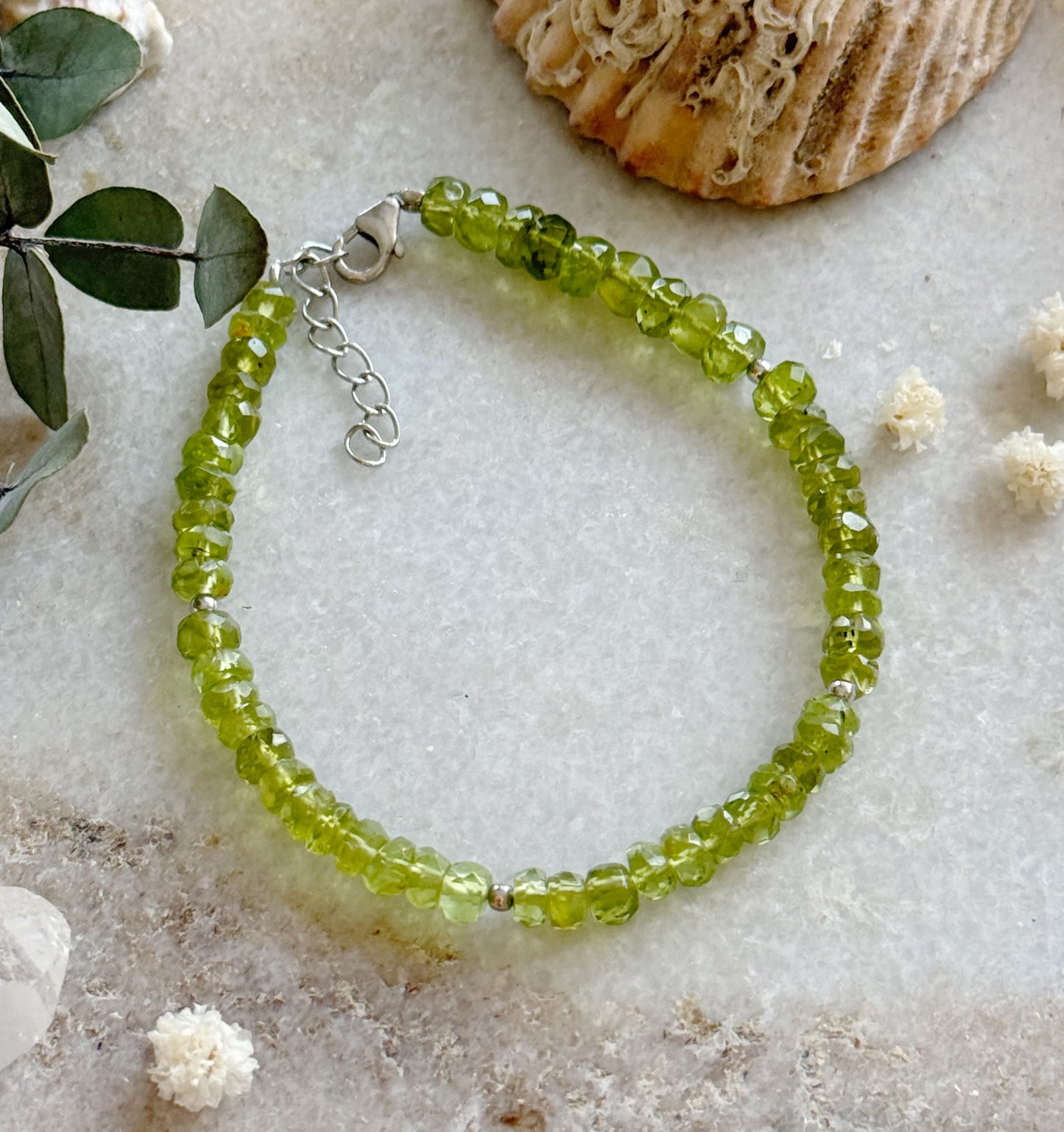 Peridoto kristalų apyrankė