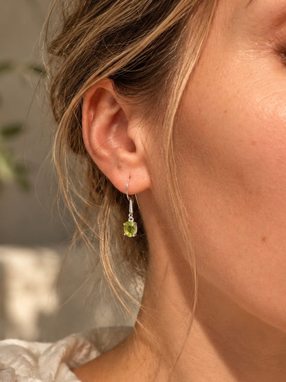 Sudraba auskari ar peridota kristāliem
