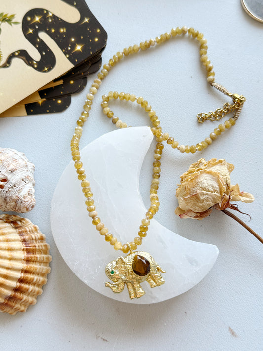 Geltono kvarco vėrinys “Gausos Dramblys”