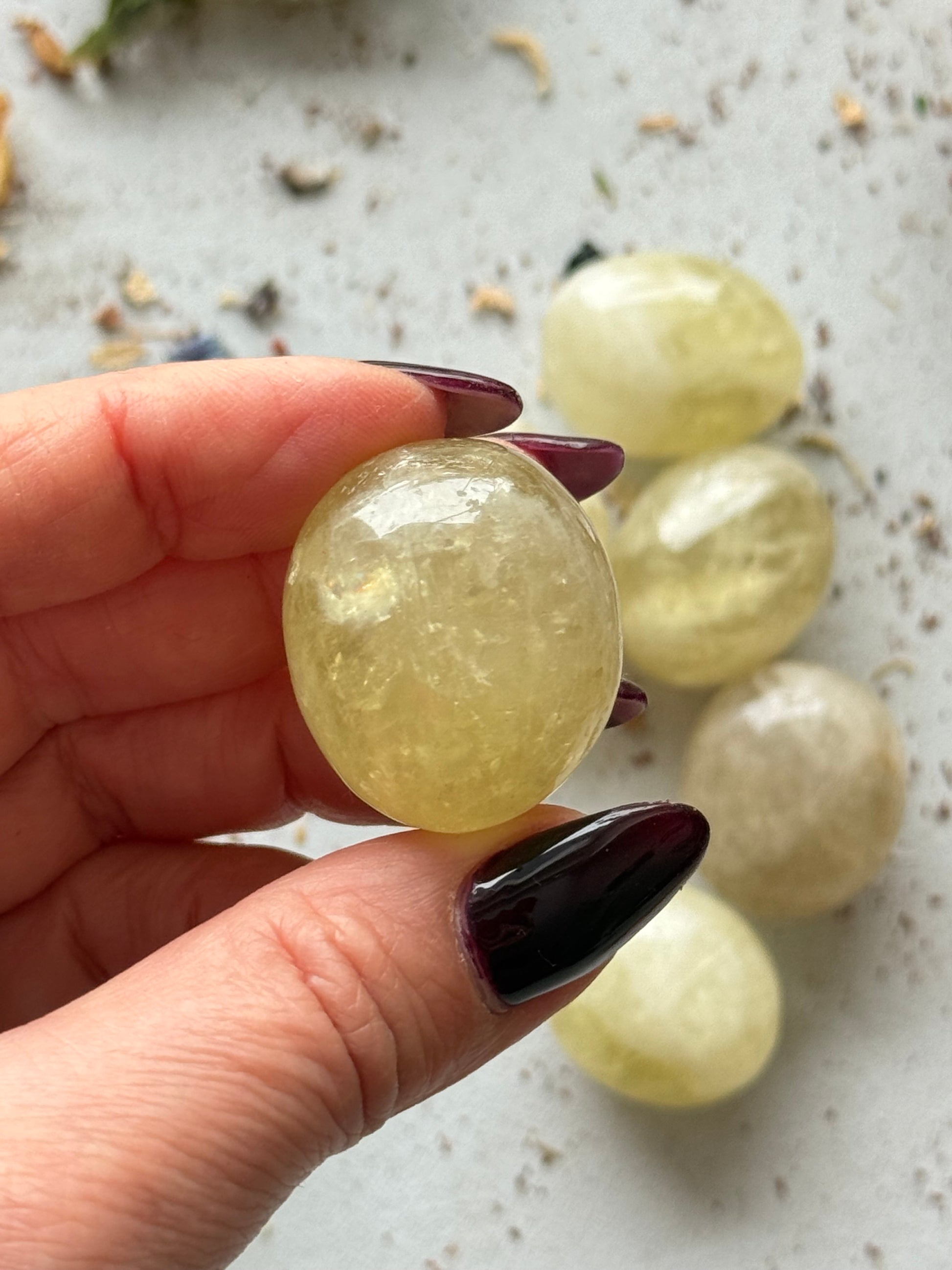 Geltonojo kalcito kristalas