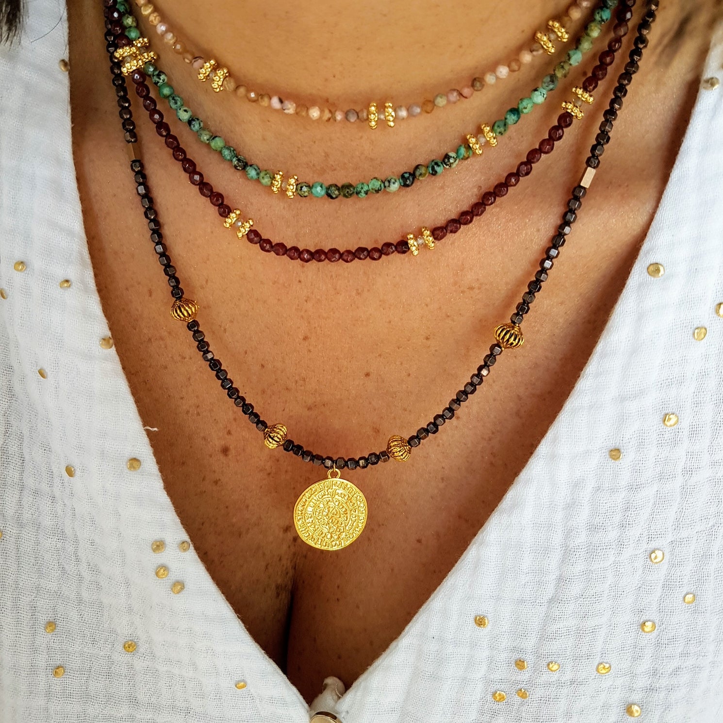 Granato ir labradorito kristalų vėrinys