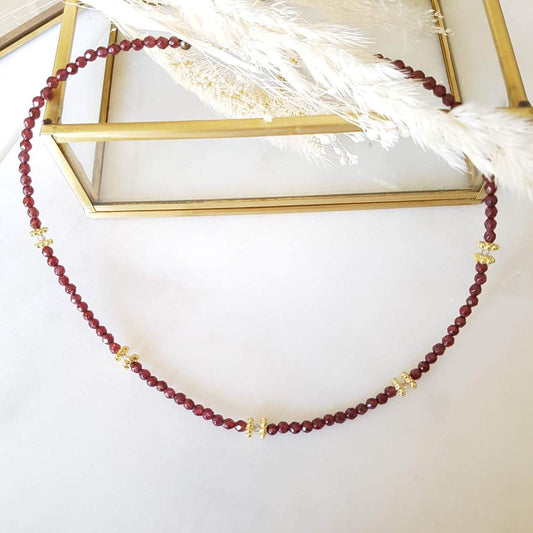 Granato ir labradorito kristalų vėrinys