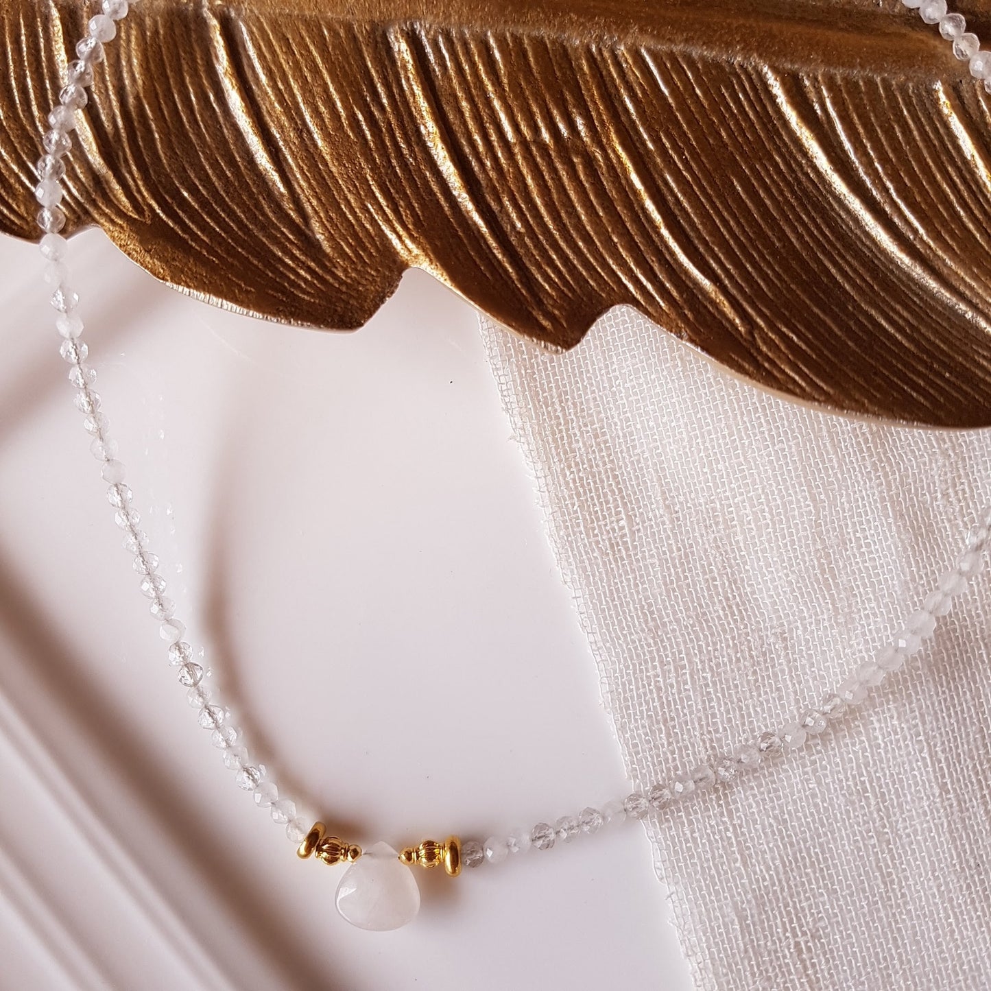 Rožinio kvarco ir mėnulio akmens kaklo vėrinys