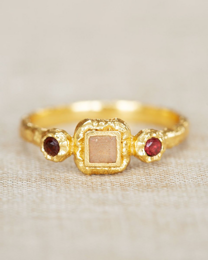 Žiedas su granato ir persikinio mėnulio akmens kristalais