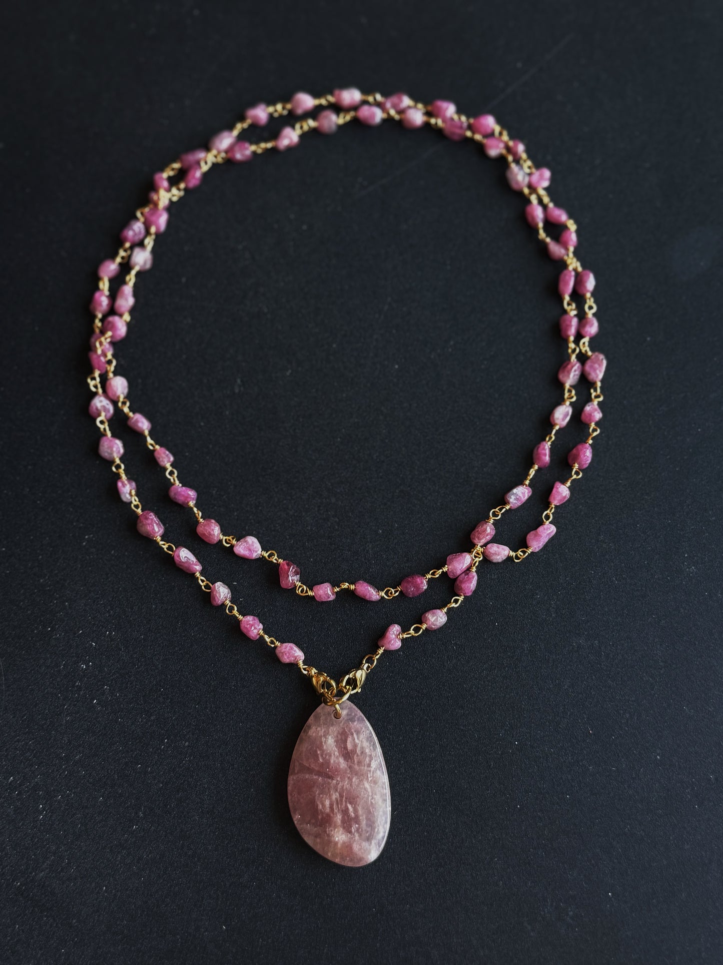 Ilgas Rodonito kaklo papuošalas