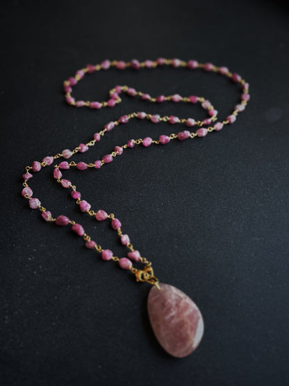 Ilgas Rodonito kaklo papuošalas