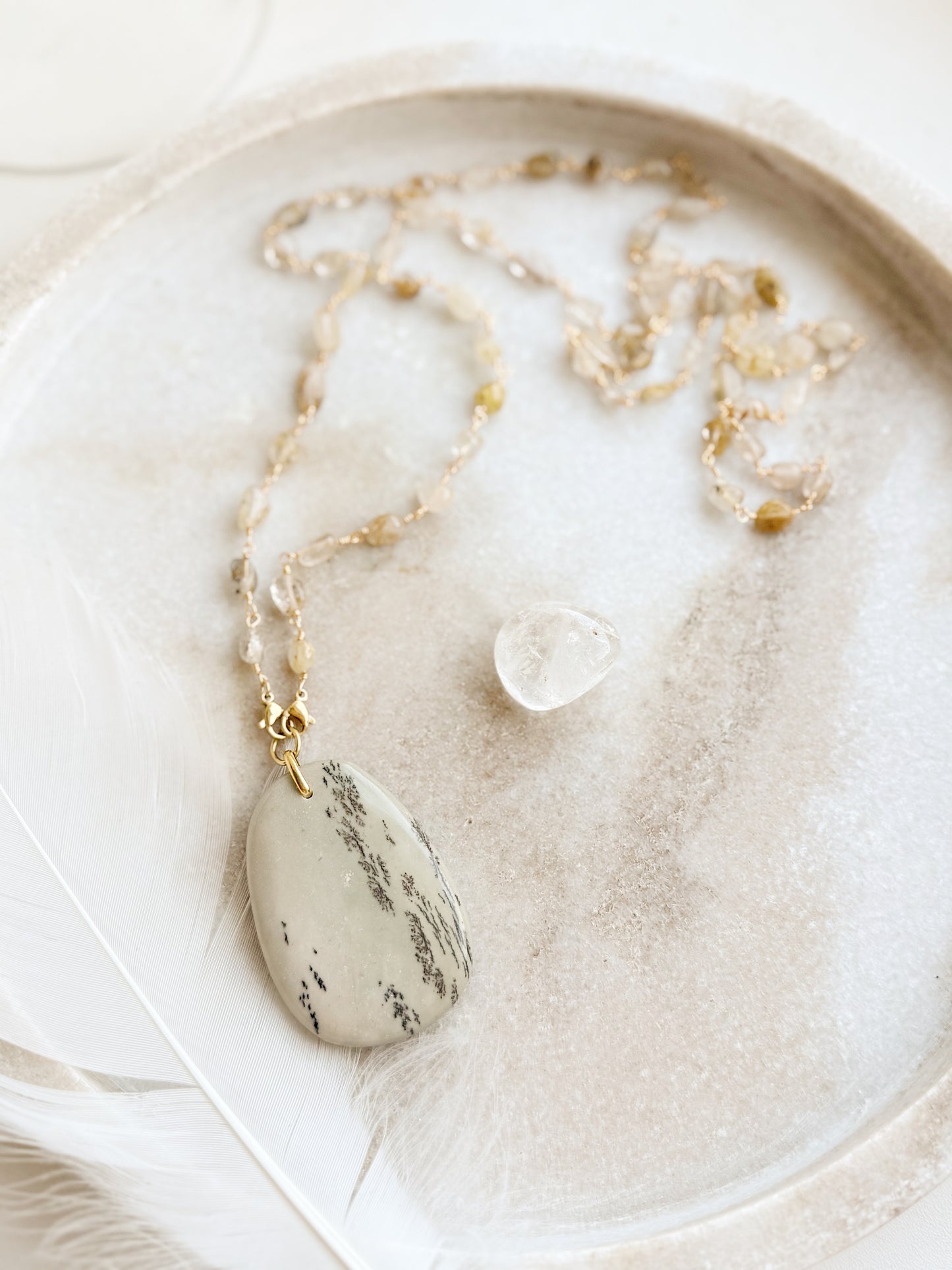 Ilgas citrino vėrinys su jaspio pakabuku