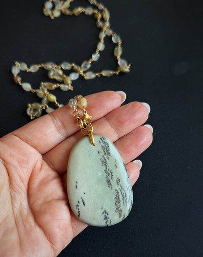 Ilgas citrino vėrinys su jaspio pakabuku