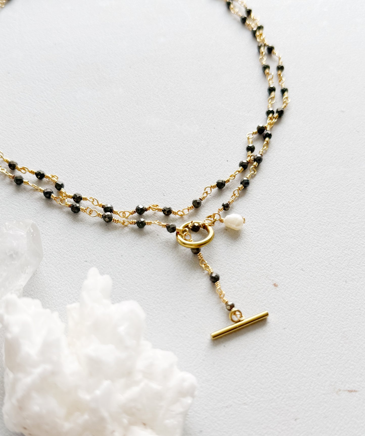 Ilgas kaklo papuošalas su Pirito kristalais