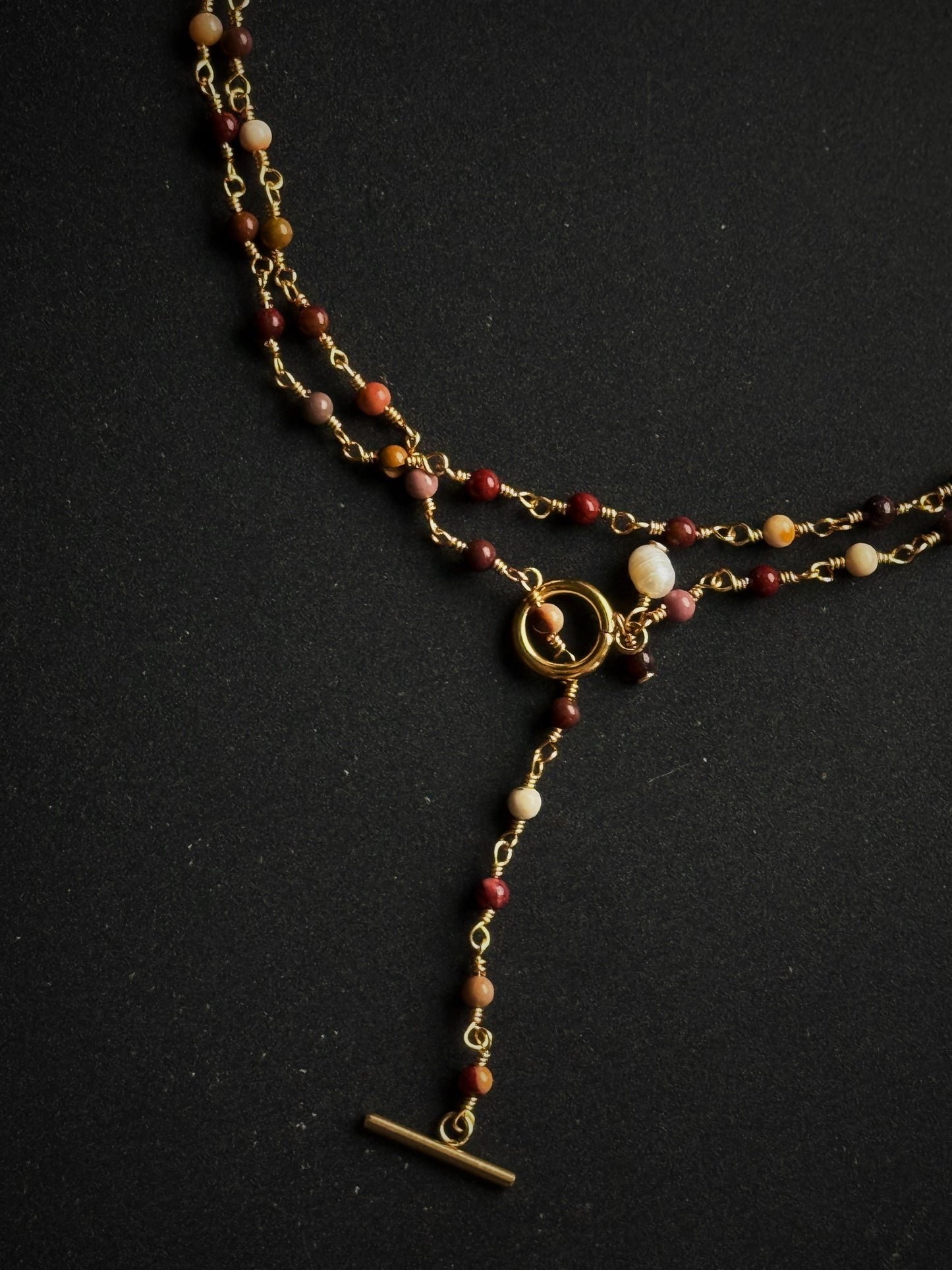 Ilgas kaklo papuošalas su mokaito jaspio kristalais