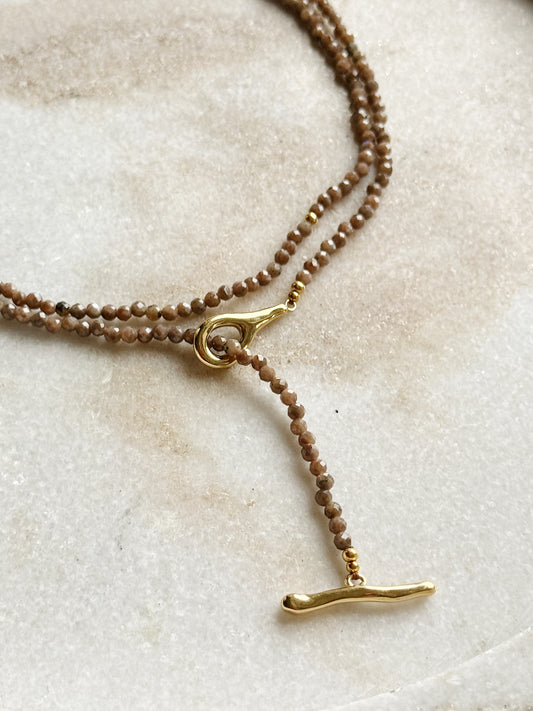 Ilgas kaklo papuošalas su rudojo labradorito kristalais