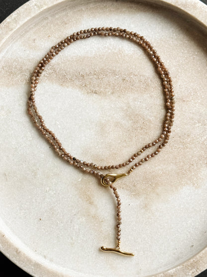 Ilgas kaklo papuošalas su rudojo labradorito kristalais