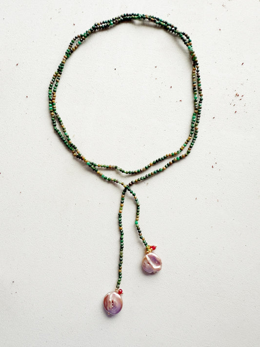 Ilgas žaliojo agato vėrinys su perlu