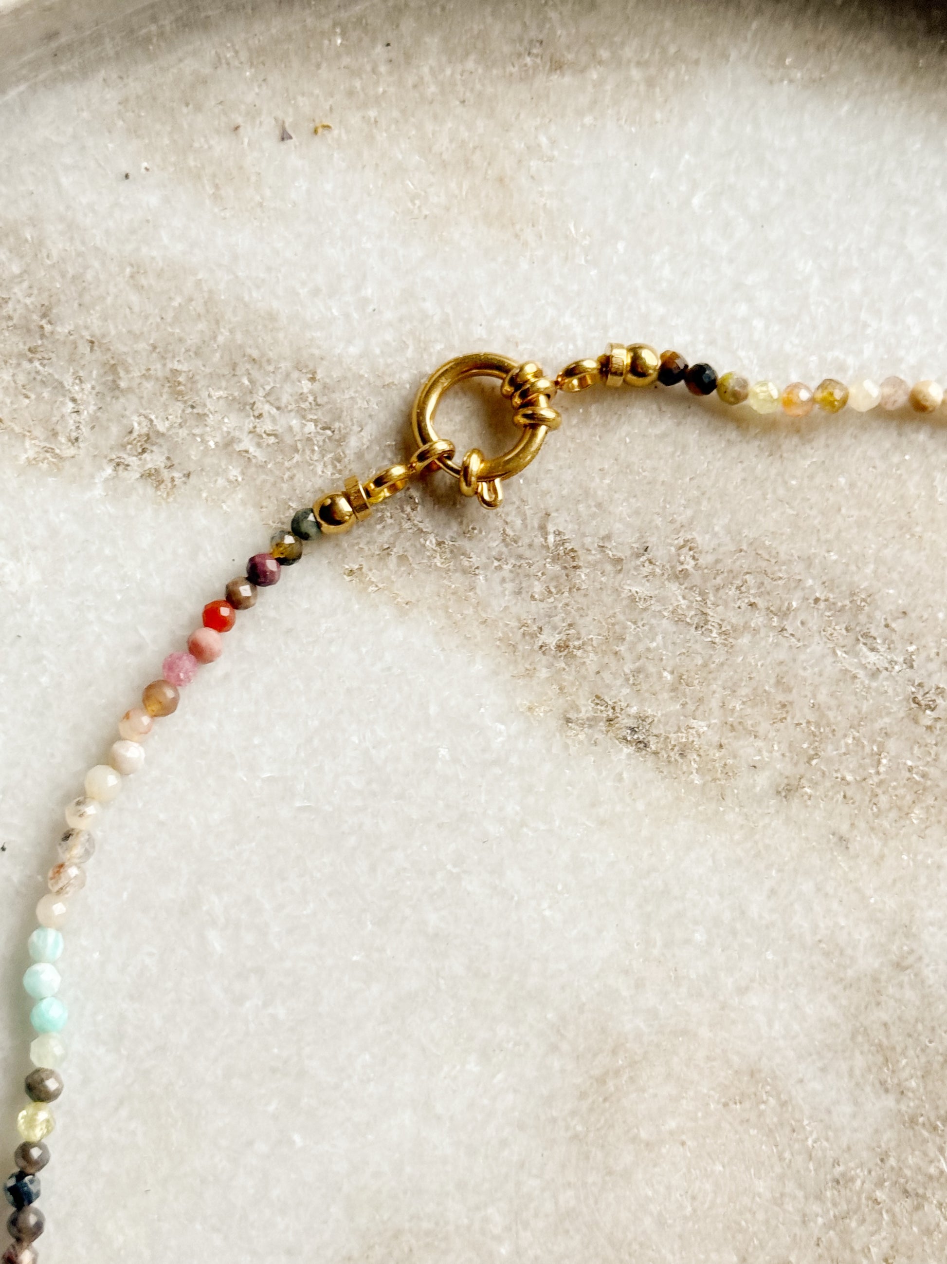 Įvairių kristalų kaklo papuošalas