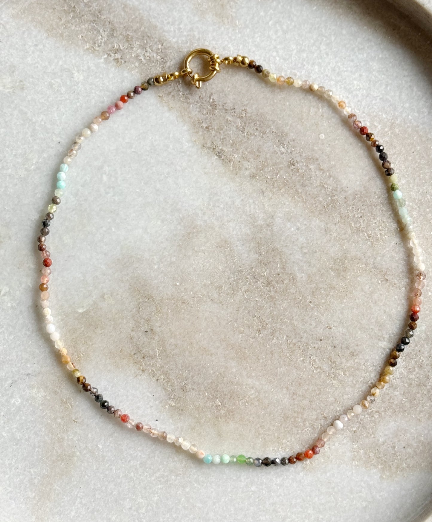 Įvairių kristalų kaklo papuošalas