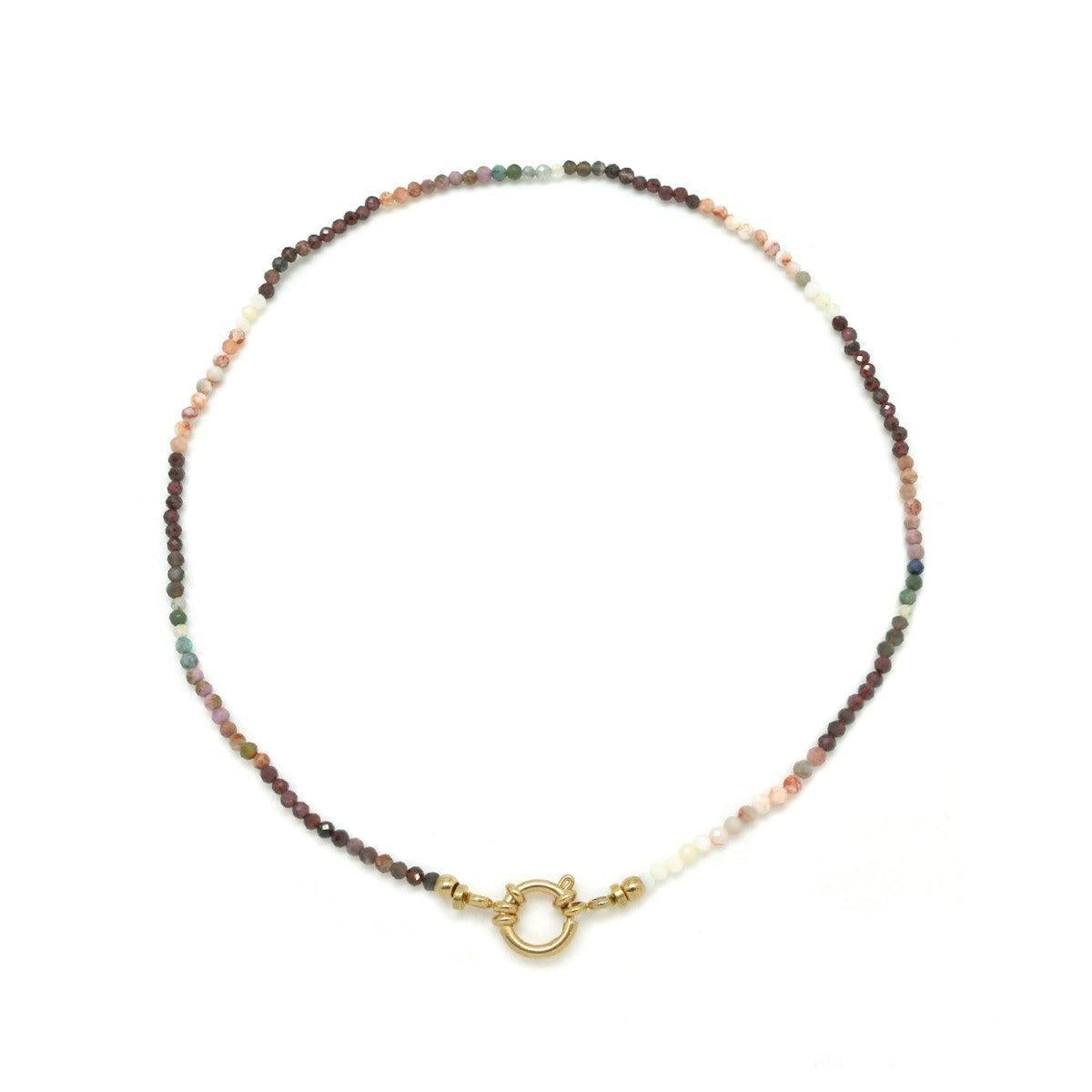 Įvairių kristalų kaklo papuošalas