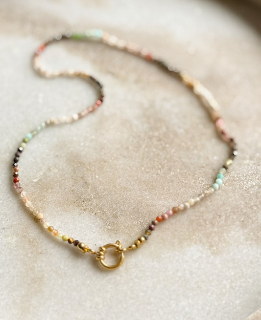 Įvairių kristalų kaklo papuošalas