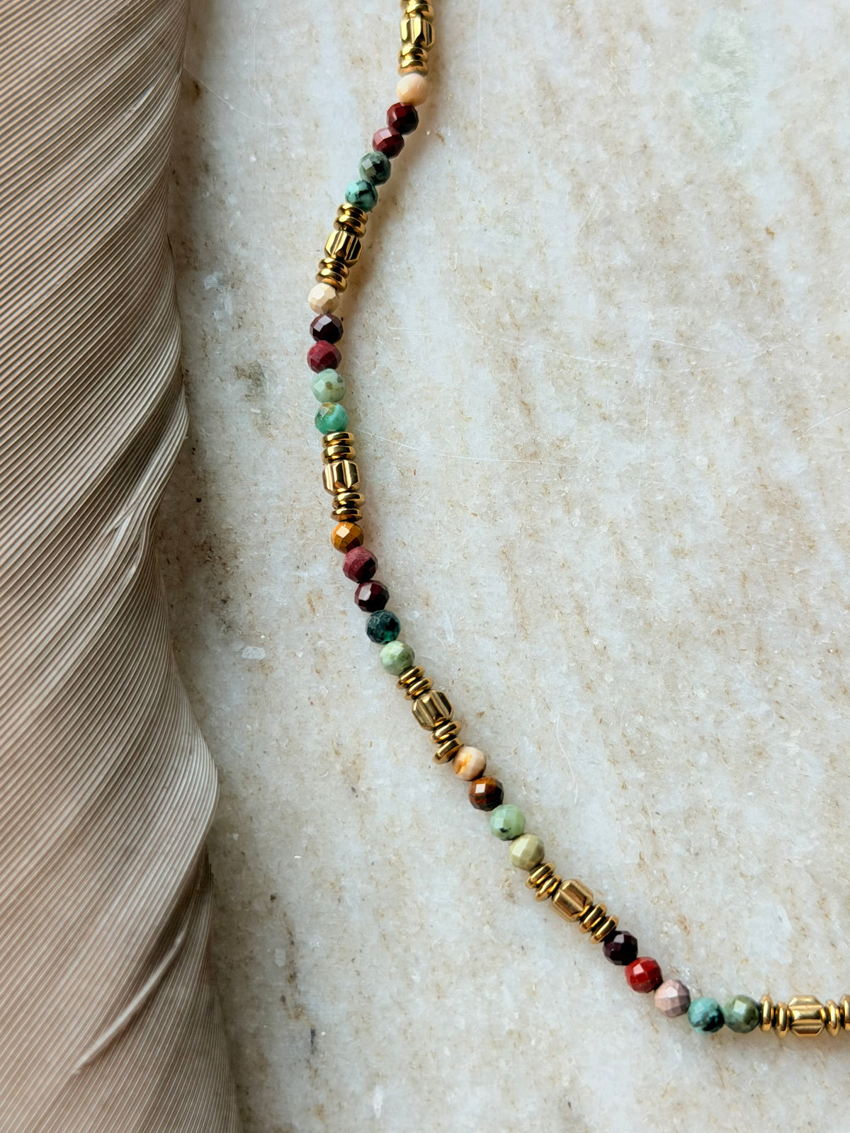Dažādu kristālu kaklarota