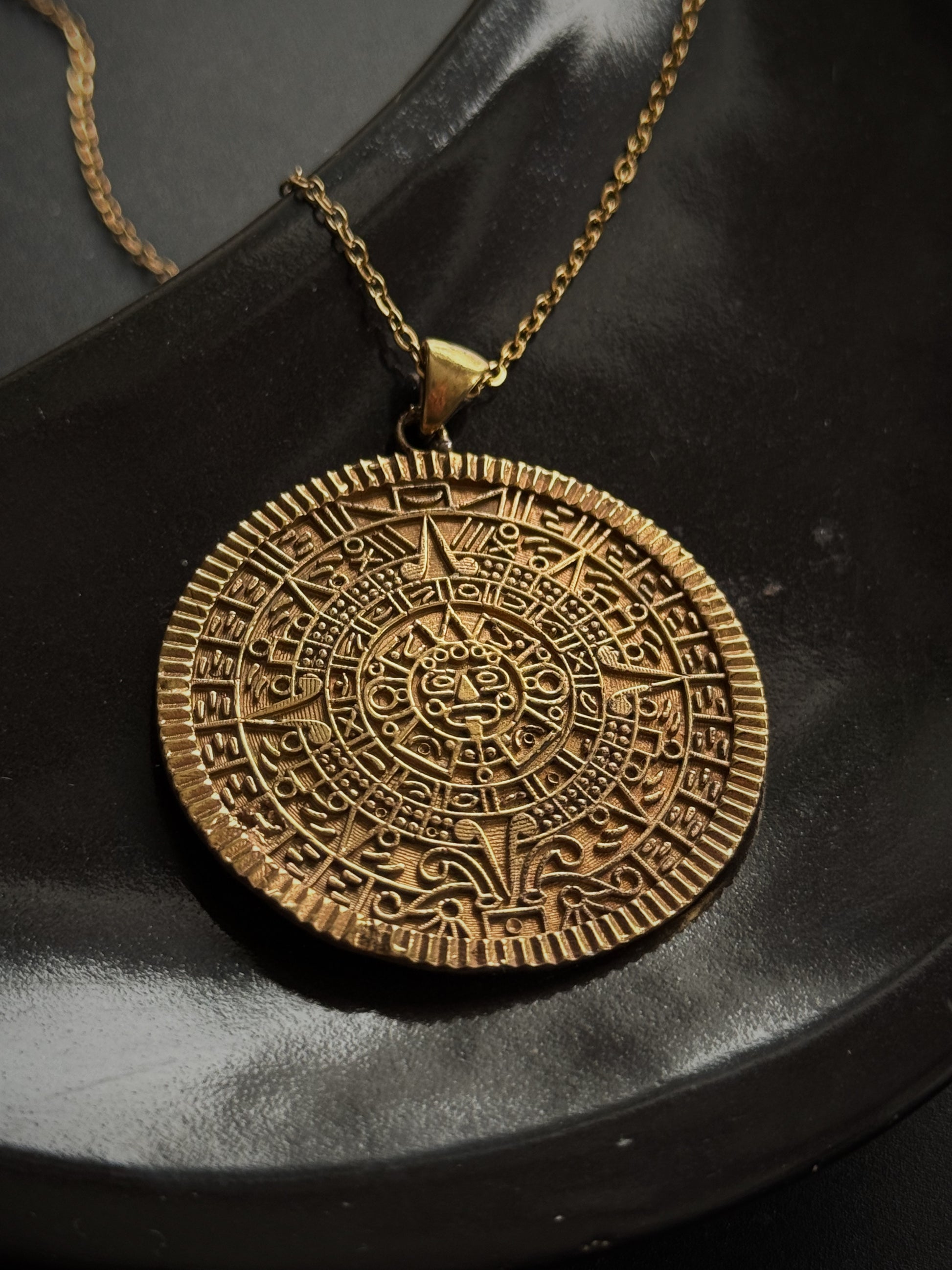 Kaklo papuošalas "Majų kalendorius"