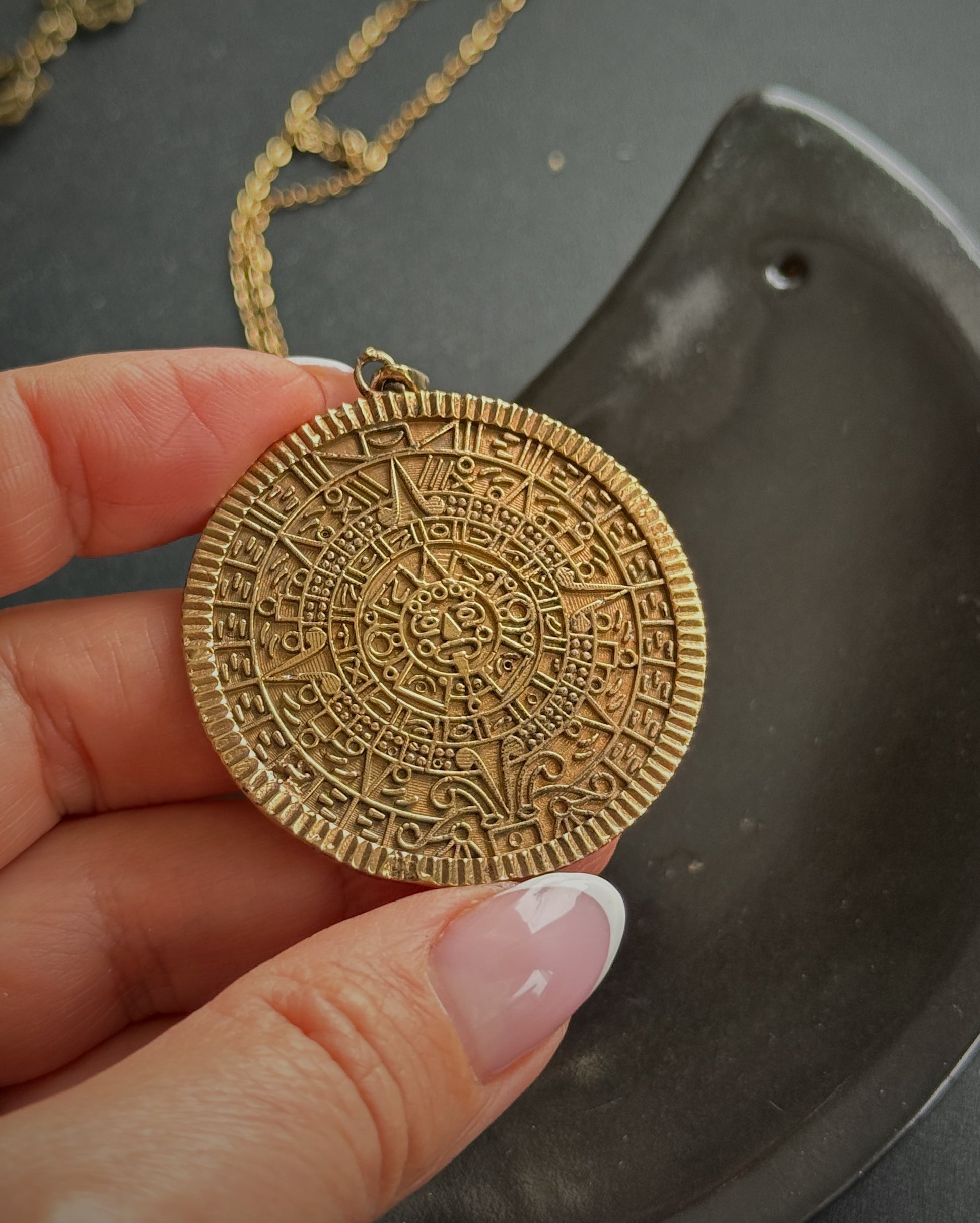 Kaklo papuošalas "Majų kalendorius"