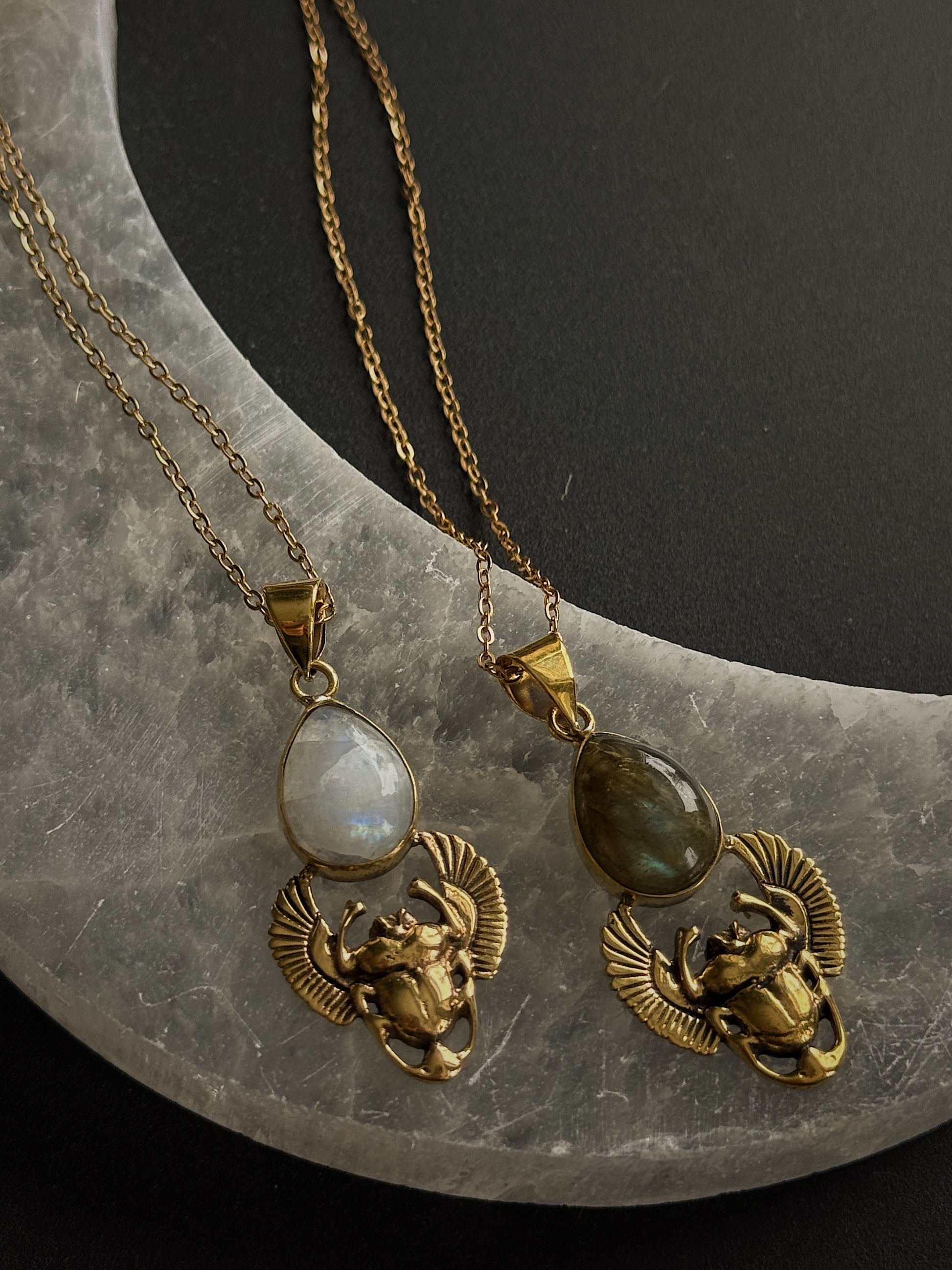 Kaklo papuošalas "Mėnulio akmens sargas"