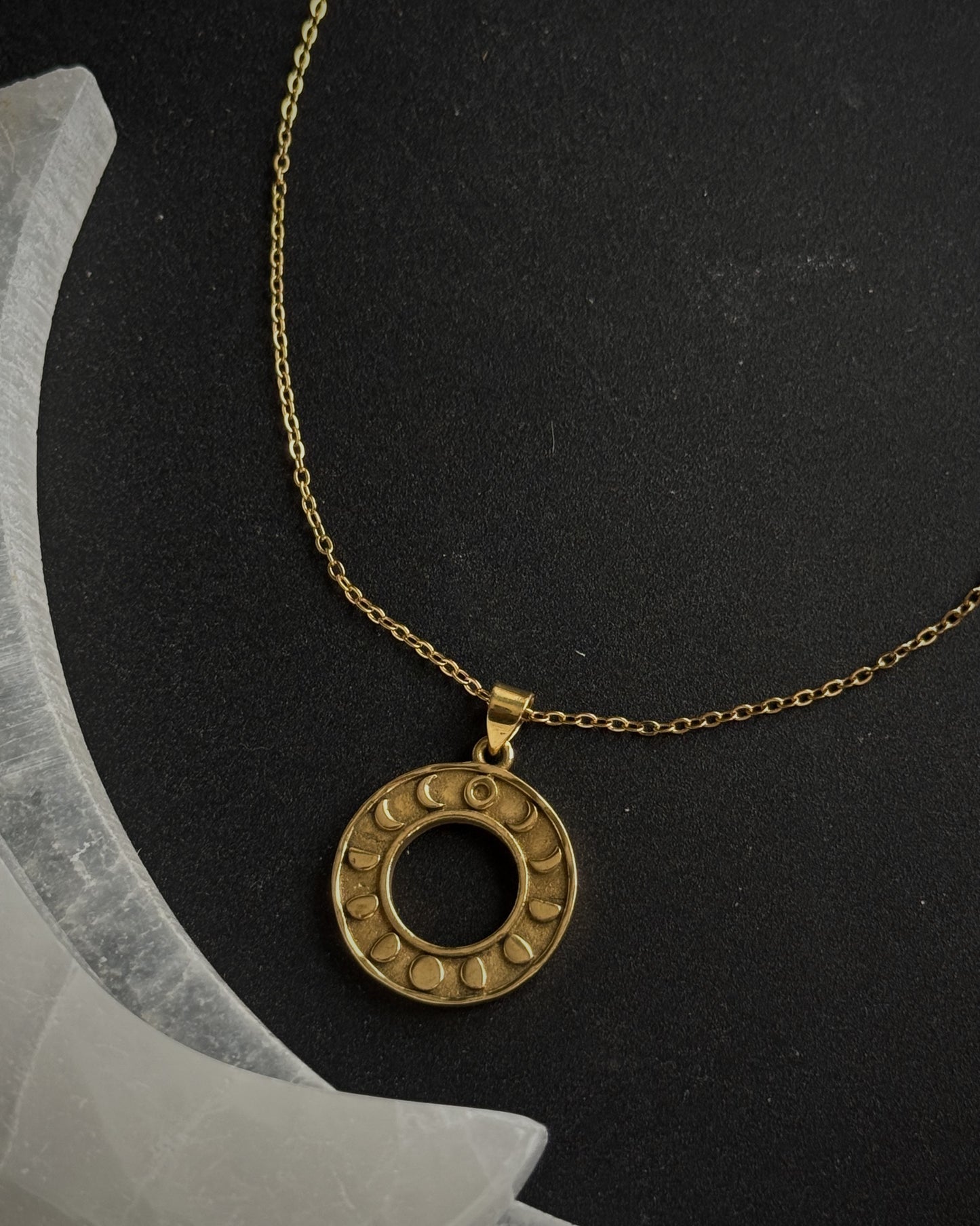 Kaklo papuošalas "Mėnulio ratas"