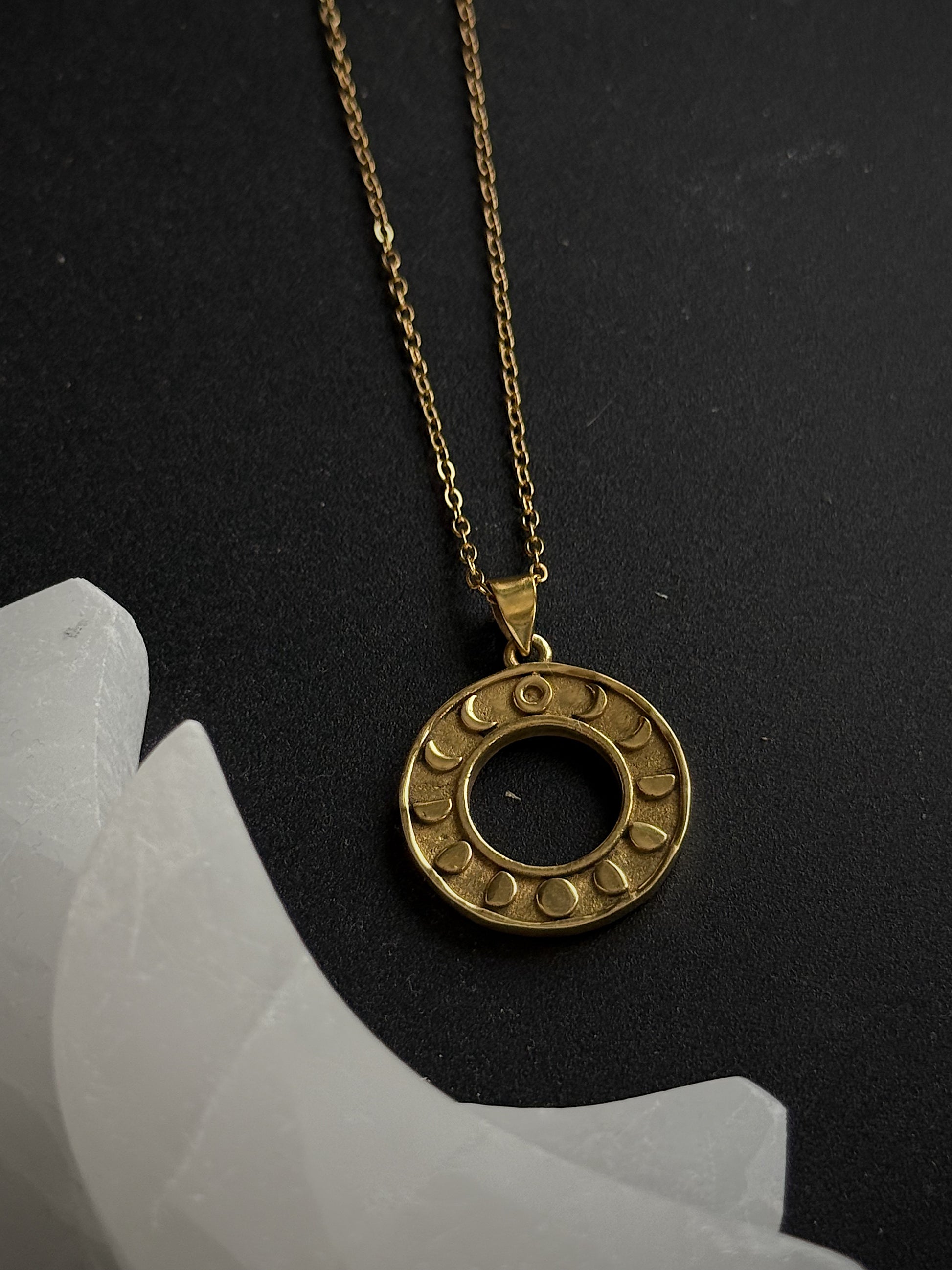 Kaklo papuošalas "Mėnulio ratas"