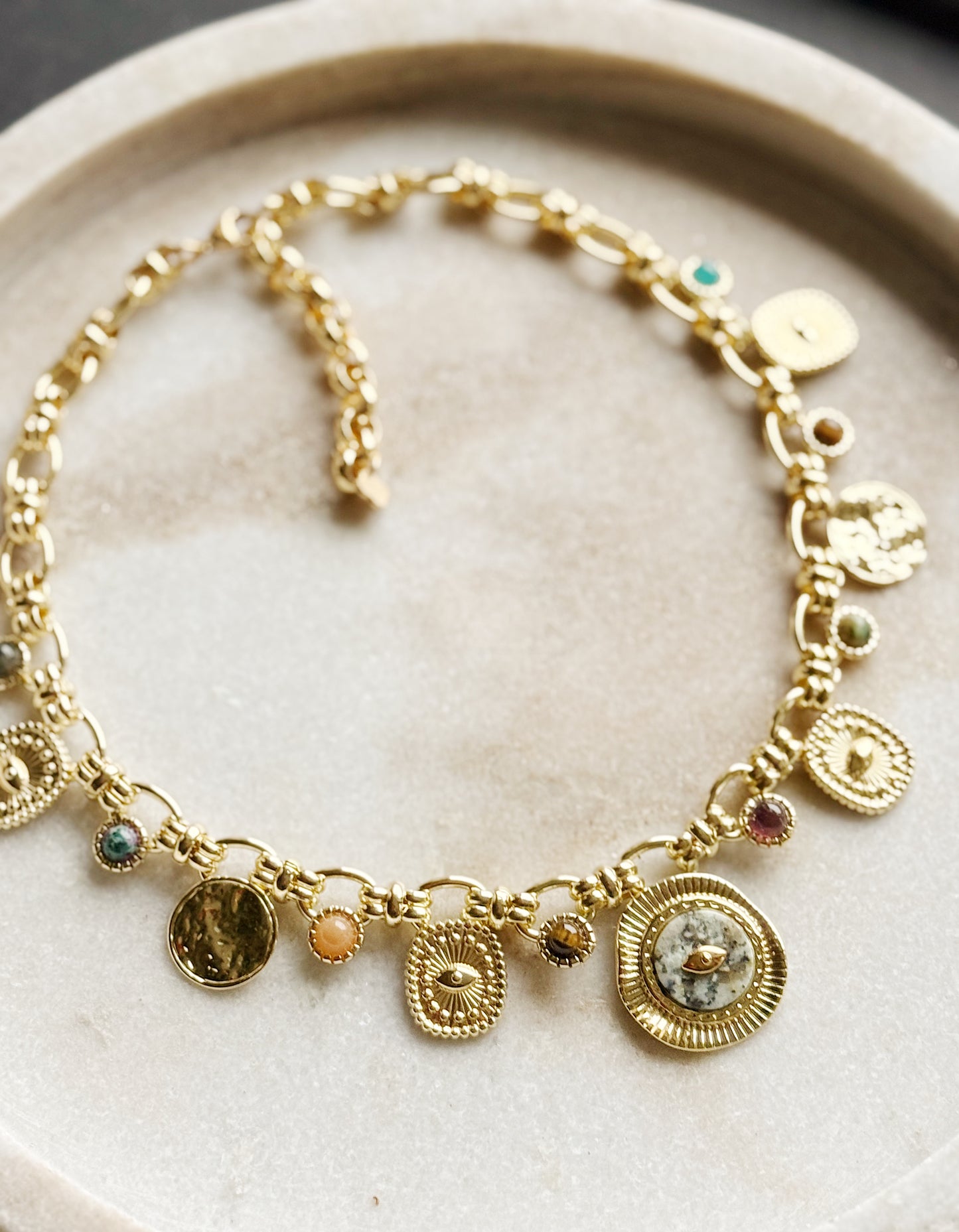 Kaklo papuošalas "Užburianti energija"