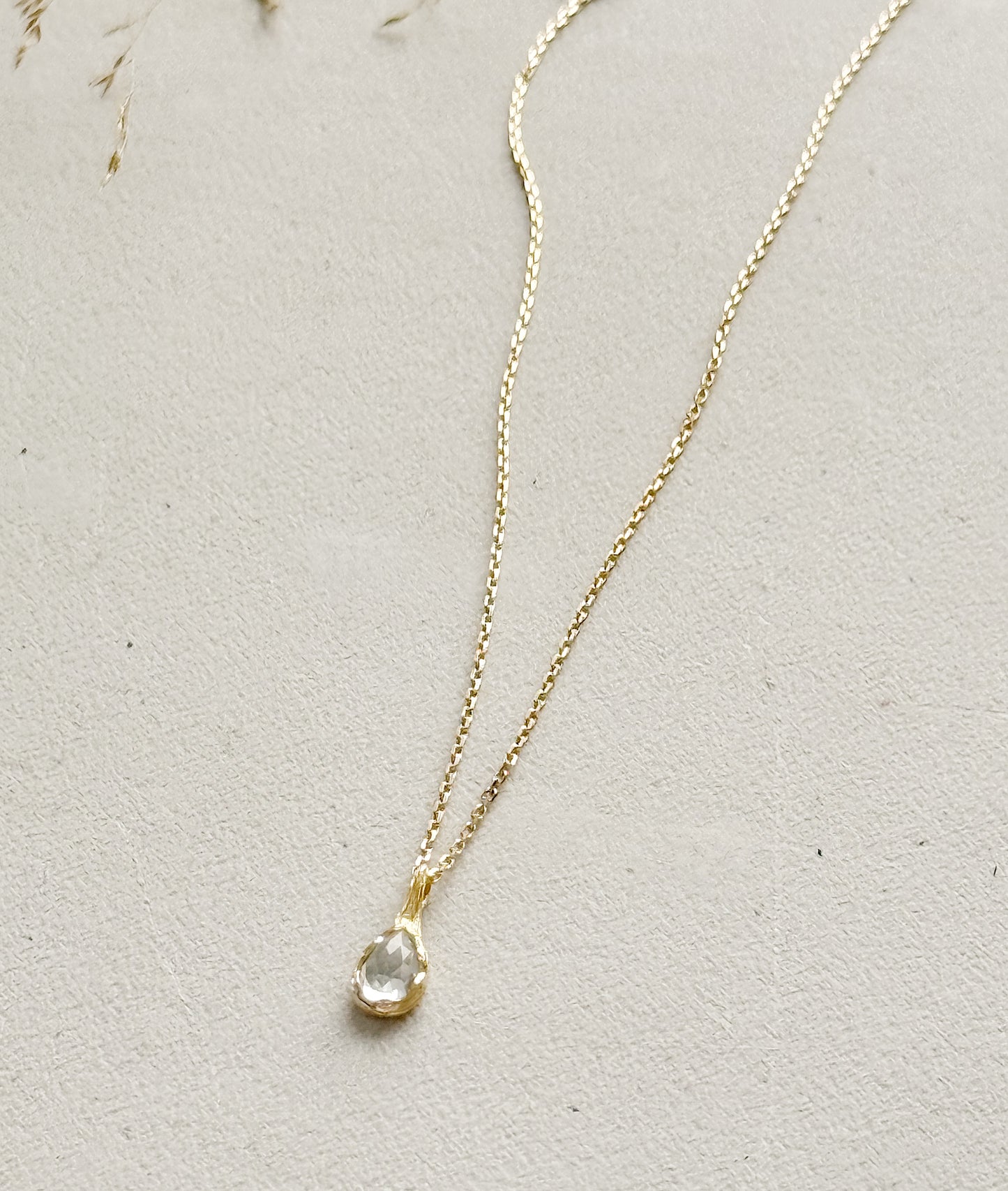 Kaklo papuošalas su topazo kristalu "Lašas"