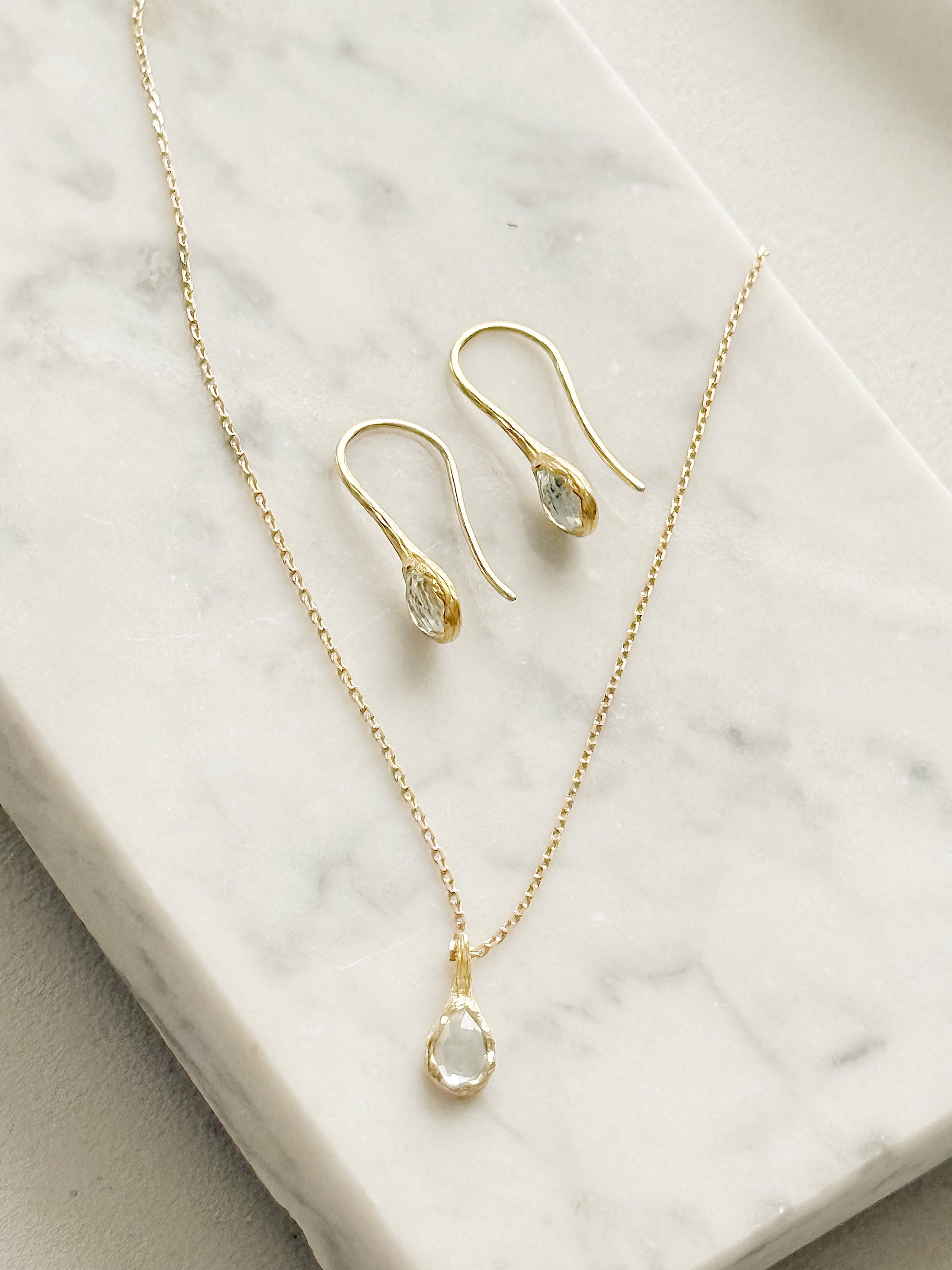 Kaklo papuošalas su topazo kristalu "Lašas"