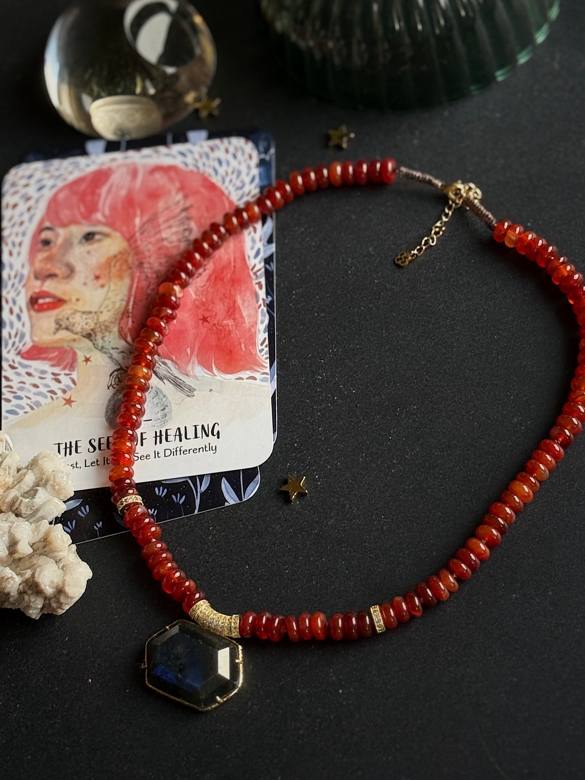 Karneolio ir labradorito kaklo papuošalas "Moteriška nuojauta"