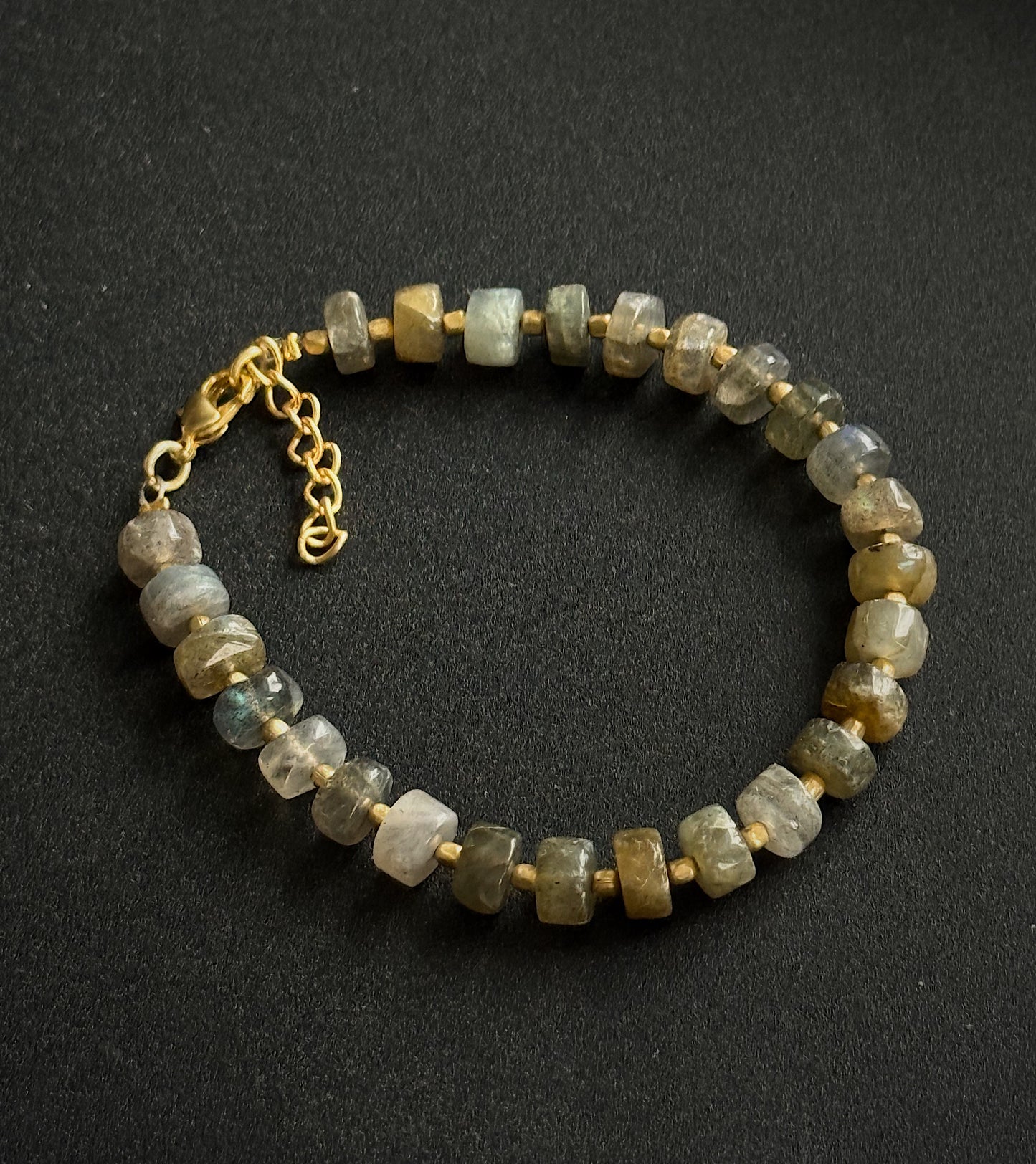 Labradorito apyrankė “Deivė”